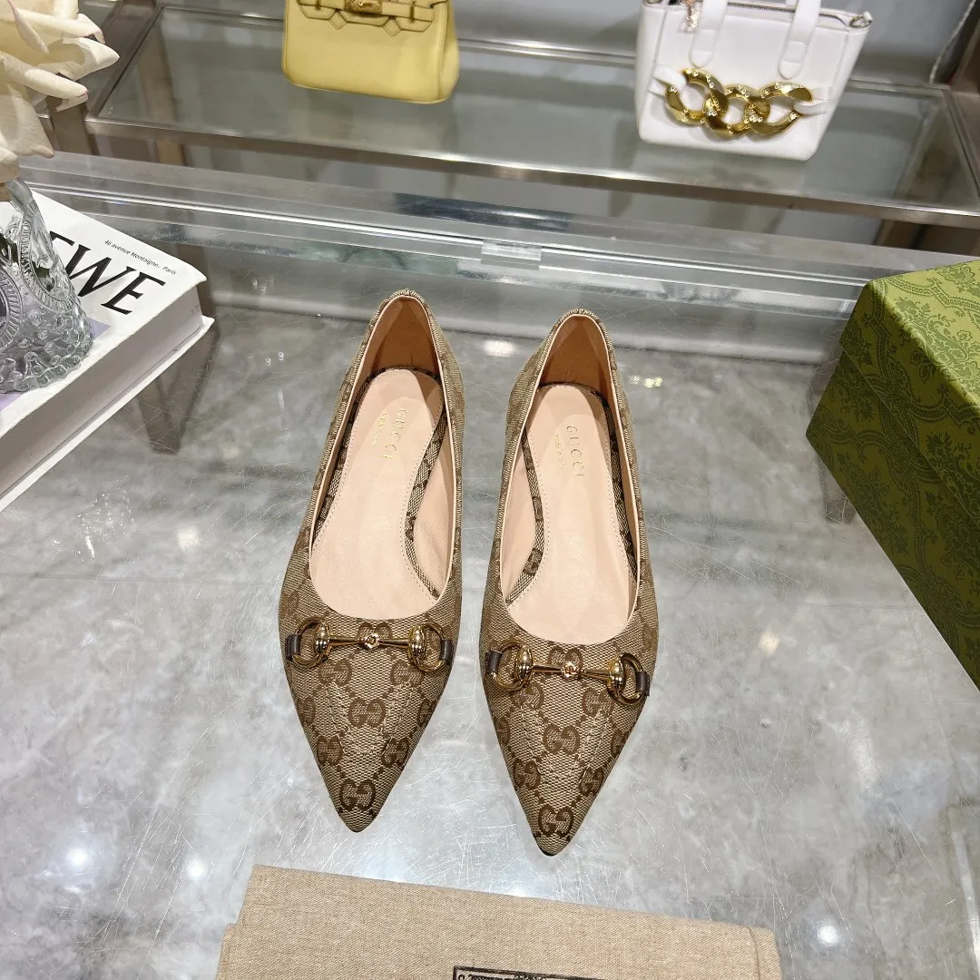 👟👟Ex-factory price 440👟👟 (genuine leather sole +40) Gucci Original GG canvas adds dazzling essence to these slingback pumps. Brown leather piping and light gold-toned hardware are complemented by beige and brown graphics. The pointed toe, elasticated straps and low heel all work together to create a comfortable fit. Upper: Made of first-layer imported patent cowhide/sheepskin lining. Outsole: Rubber non-slip outsole/genuine leather outsole. Size: 35-42 (34/41 42 customized, non-refundable)​